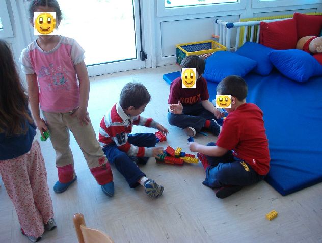 bimbi che giocano